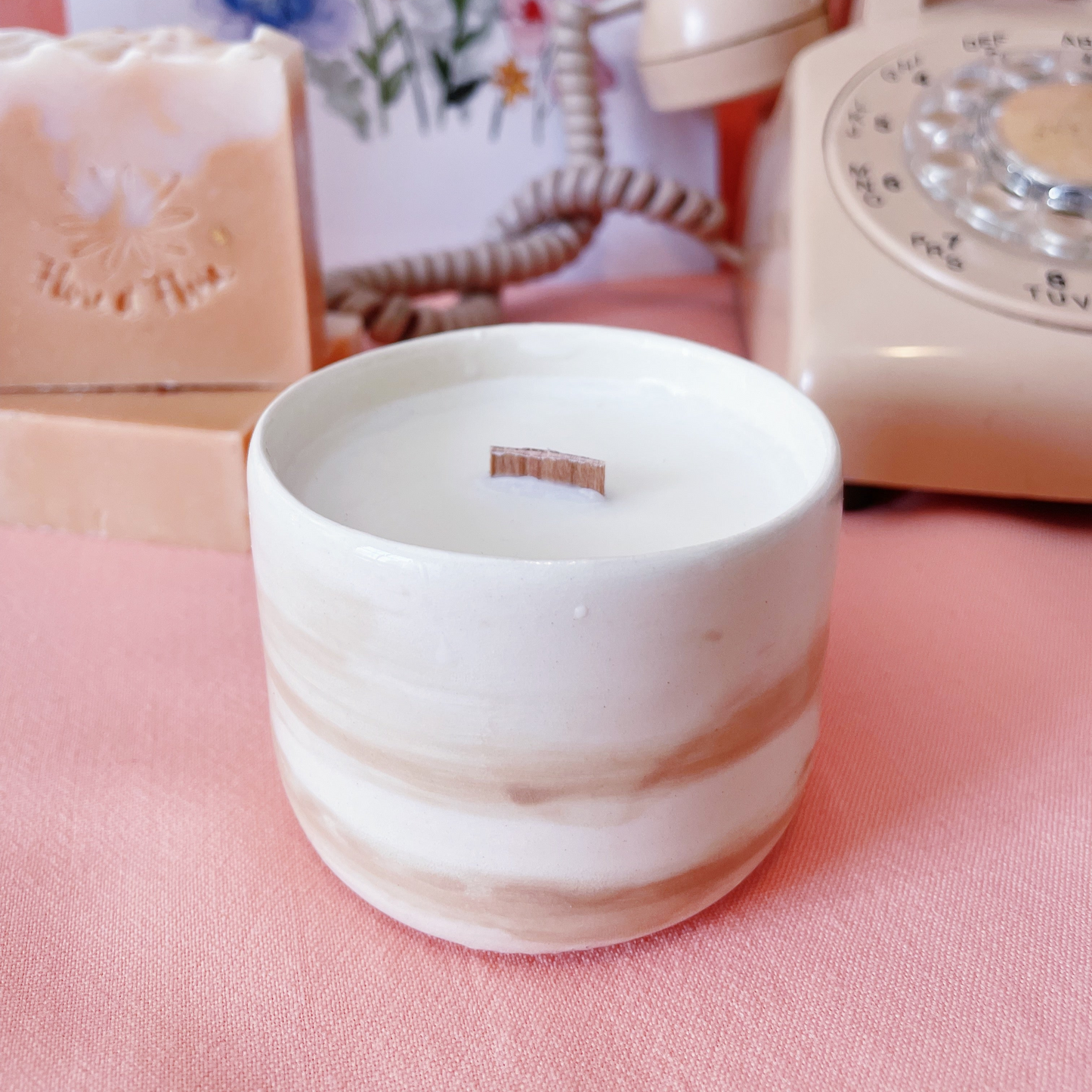 Ensemble bougie dans une tasse