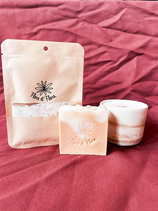 Ensemble bougie dans une tasse